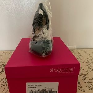 Brand NEW emerald color felt heels